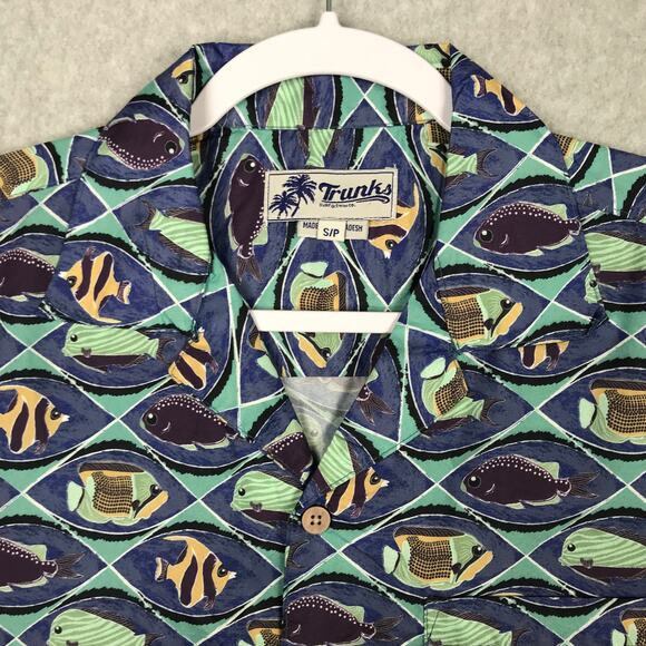 Trunks Surf Swim Co Shirt Mens Small Blue Button Beach Fish Waikiki‎ NWT $78 - Picture 3 of 10